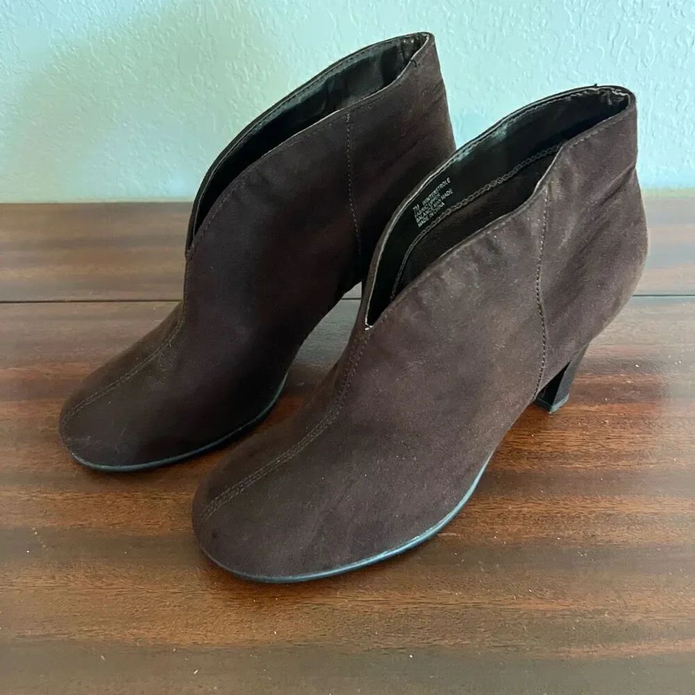 Aerosoles Brown Faux Suede Winterstrole Ankle Boots. Size 7M. Great Condition!